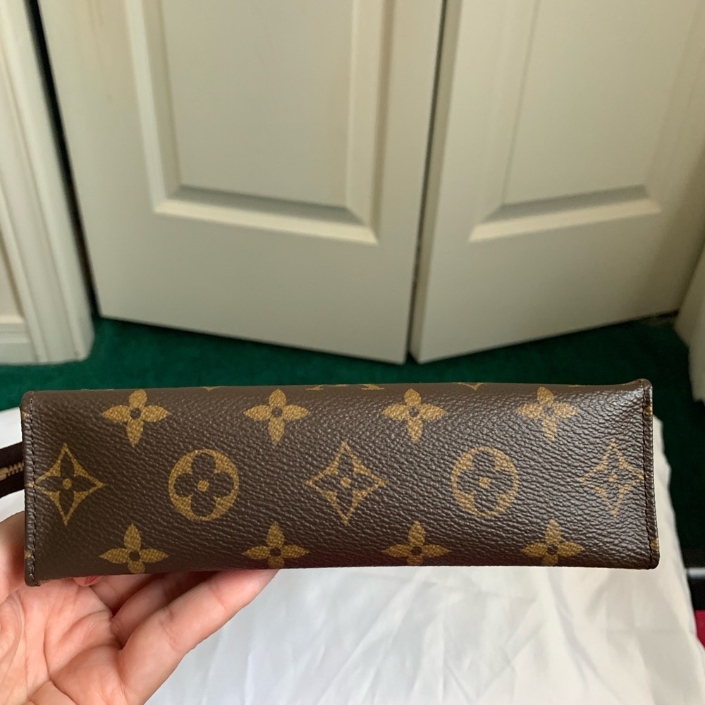Authentic Monogram Toiletry 19 - Picture 5 of 8